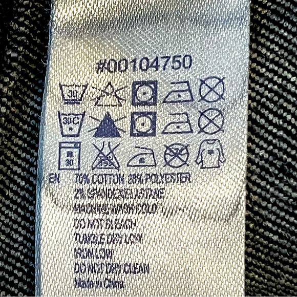 Forever 21 Women’s Denim Jean Shorts Sz 24 Dark Wash Cuffed Raw Edge Stretch EUC - Picture 4 of 4